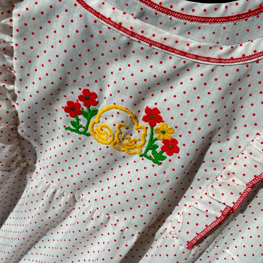 Vintage nightgown - with embroidered cat 🐈